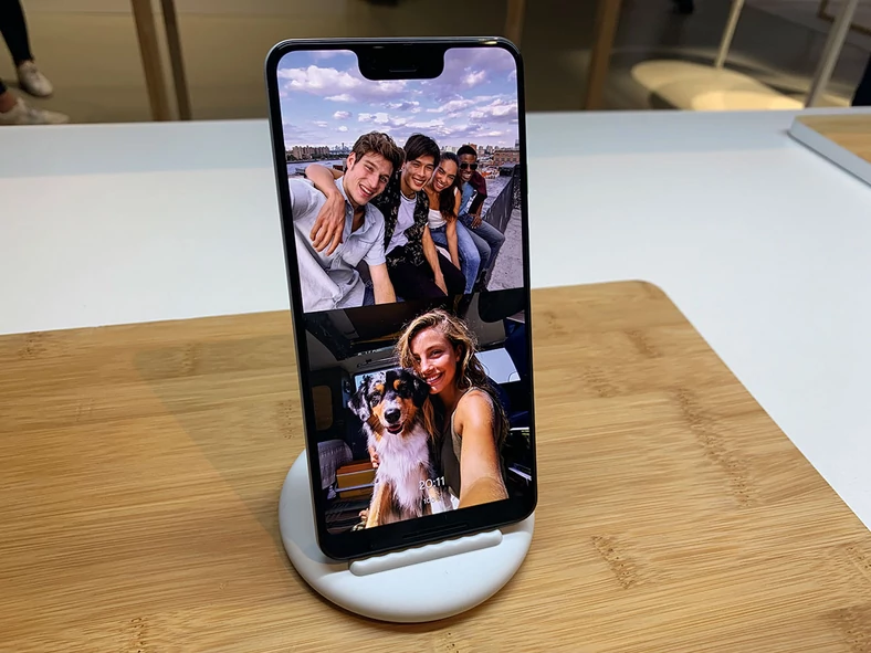 Pixel 3 ratuje zdjęcia. Wykonane drżącymi rękami często wyglądają okropnie. W przypadku poruszenia Pixel 3 robi kilka zdjęć w serii, które przeliczone razem skutkują lepszą ostrością.