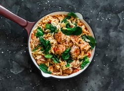 Pyszny obiad na gorące dni. Dietetyczny makaron orzo z kurczakiem i szpinakiem