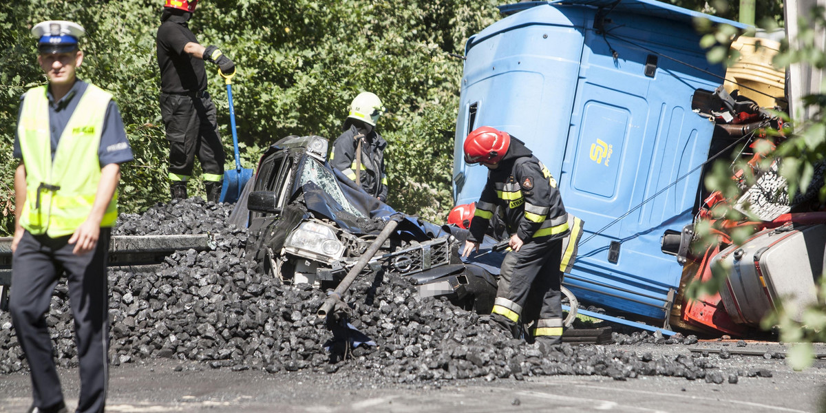 Tir z węglem przygniótł osobowego Nissana