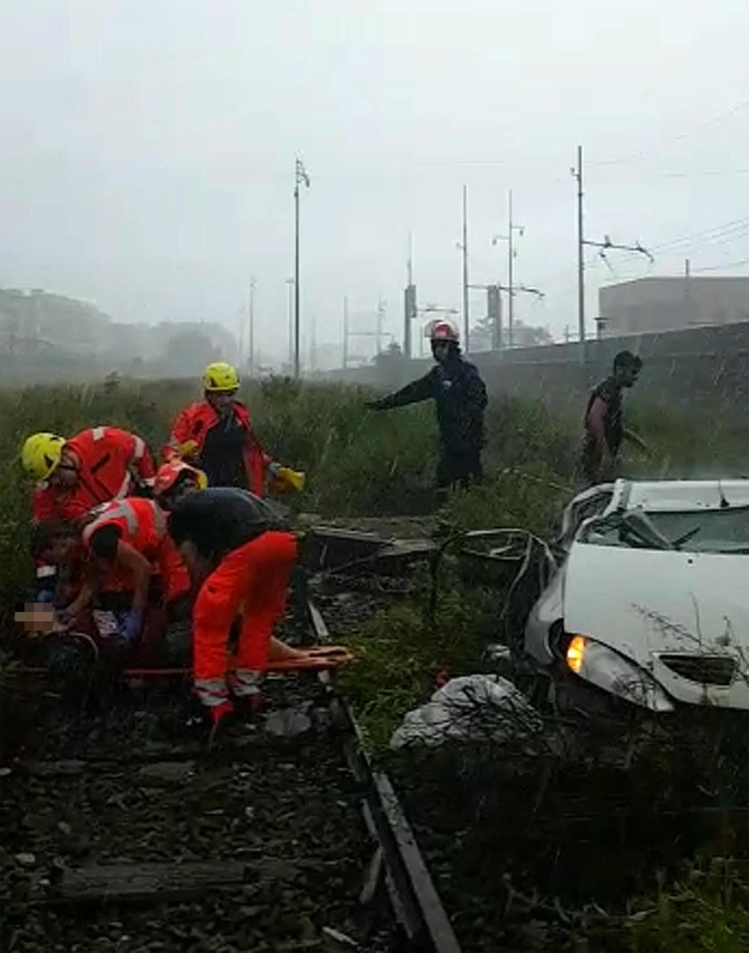 Zawalił się most na autostradzie. Służby mówią o „dziesiątkach ofiar”