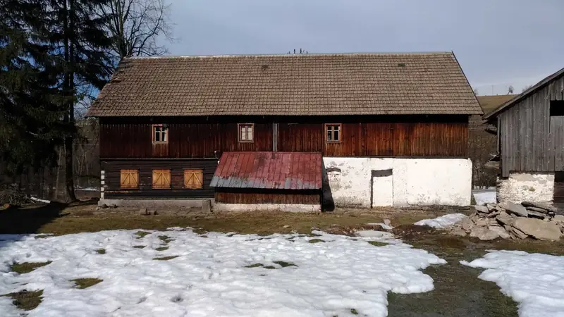 &quot;Zakochaliśmy się przede wszystkim w okolicy, bo dom był w stanie rozkładu&quot;