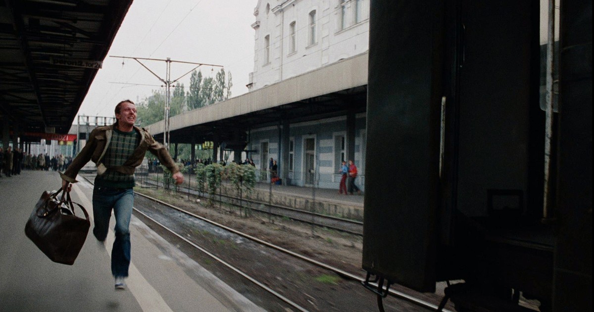 Scena na peronie dworca pojawia się trzykrotnie. Za każdym razem Witek goni odjeżdżający pociąg