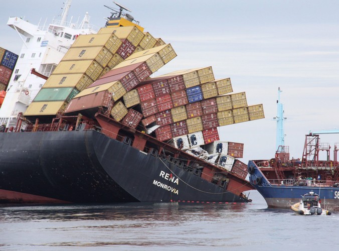 Tonący u wybrzeży Nowej Zelandii statek Rena