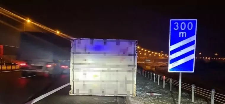 "Zgubił" 6-metrowy kontener na autostradzie A1. Policjanci nie mogli uwierzyć