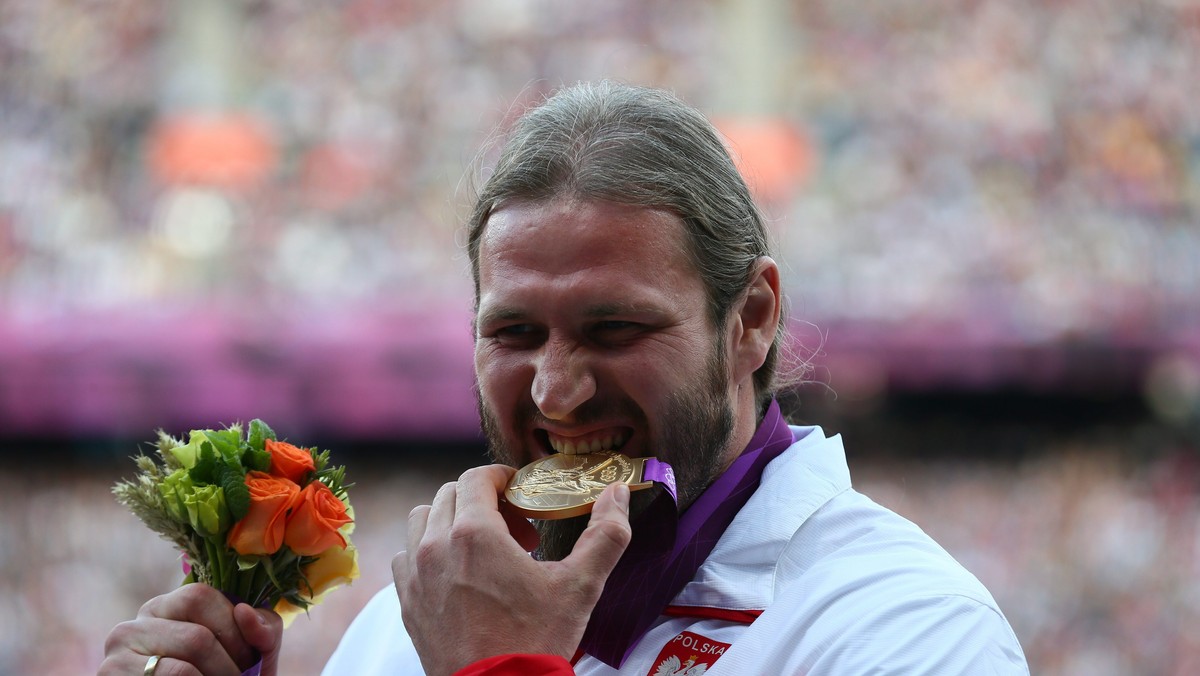 - Złoty medal olimpijski z Londynu jest dużo cięższy i większy od tego z Pekinu. Jest jednak naprawdę bardzo ładny. Nie wiem, czy ma to jakiekolwiek znaczenie, ale jest podobno największy w historii. Dla mnie mógłby być nawet tak mały, że trzeba byłoby go oglądać pod mikroskopem. Też by się liczył - tak o swoim drugim złotym olimpijskim medalu mówił Tomasz Majewski, który wygrał konkurs pchnięcia kulą na igrzyskach olimpijskich w Londynie.