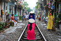 Linia kolejowa w ciasnych uliczkach Hanoi modna wśród miłośników selfie