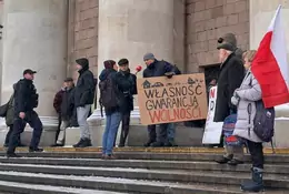 Protesty podczas sesji Rady Warszawy w sprawie Strefy Czystego Transportu. "Jakie lobby za tym stoi?" [Aktualizacja]