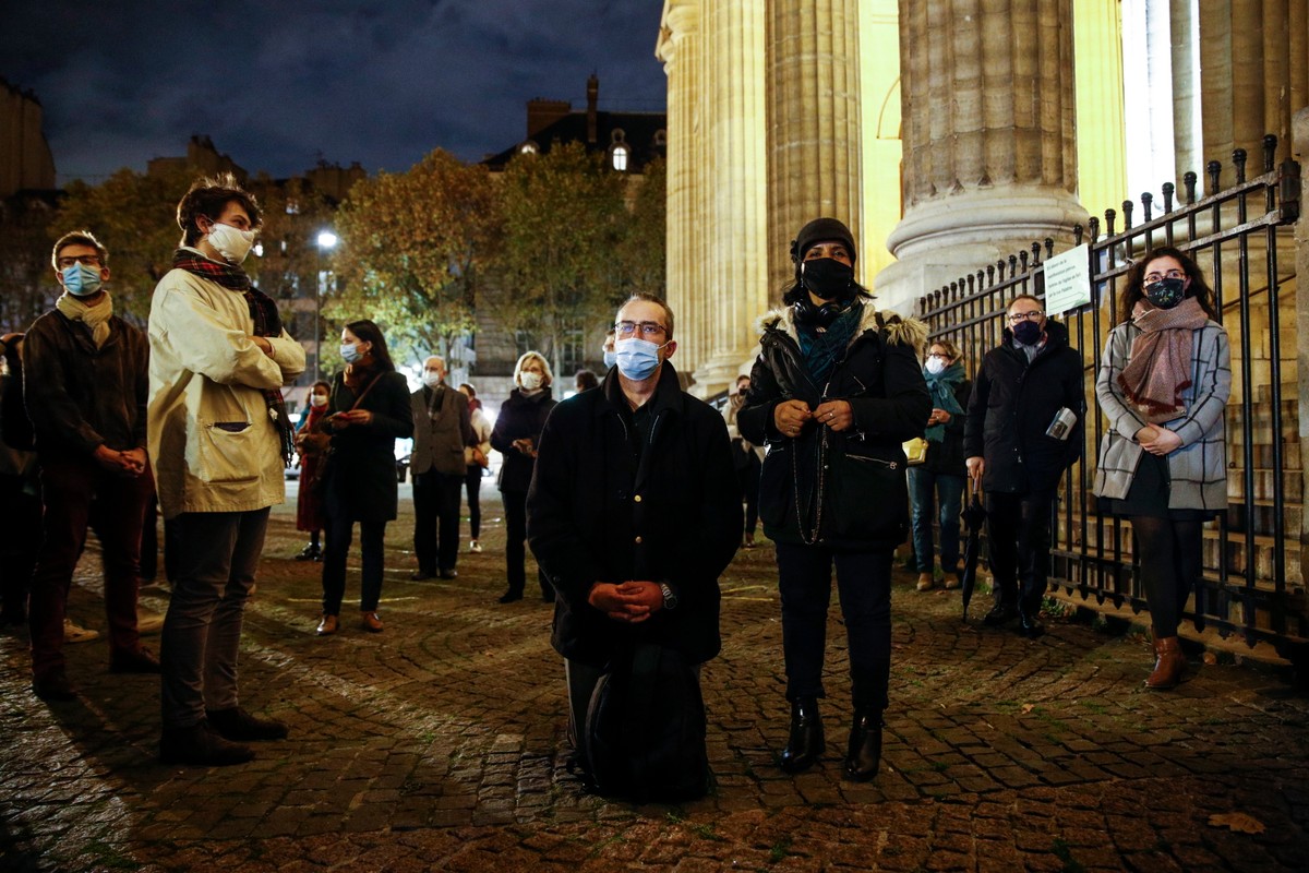 France : des centaines de catholiques ont prié devant des églises fermées