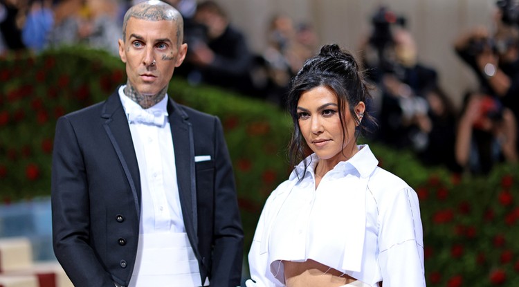 Travis Barker és Kourtney Kardashian a MET-gálán