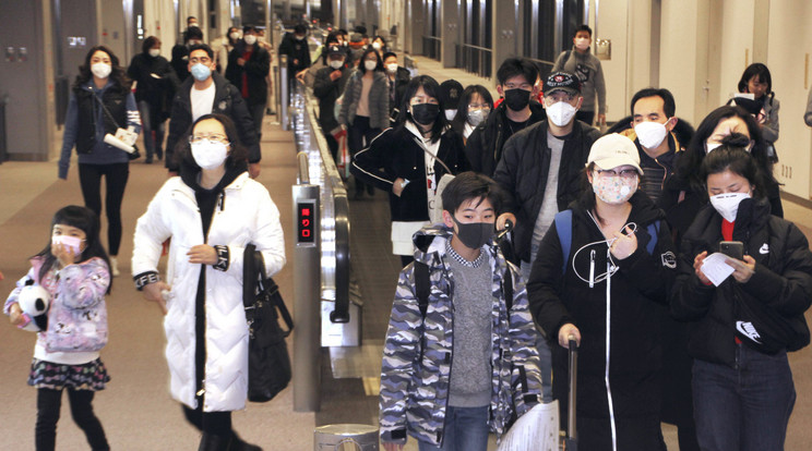 Mindenki maszkban - utasok a tokiói reptéren / Fotó: MTI-EPA