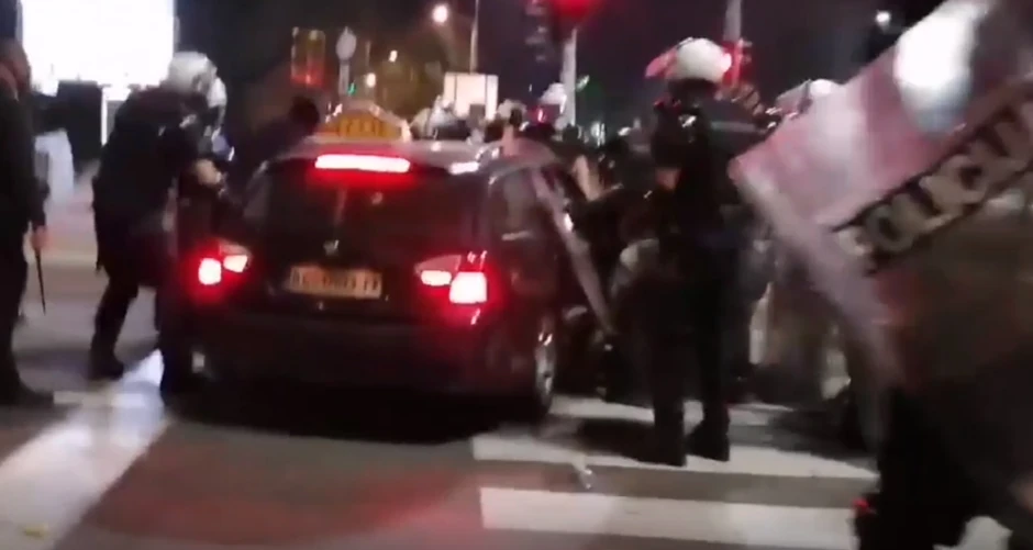 Trenutak kada je taksista uleteo među policajce