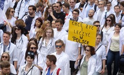 Młodzi lekarze zaczęli strajk pod hasłem "Niech poleje się krew". "To jest igranie rzeczami, które zasługują na większy szacunek"