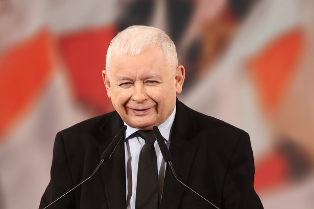 Prezes PiS Jarosław Kaczyński podczas spotkania z mieszkańcami w ramach akcji "Bądźmy Razem" w Wojewódzkim Domu Kultury w Kielcach