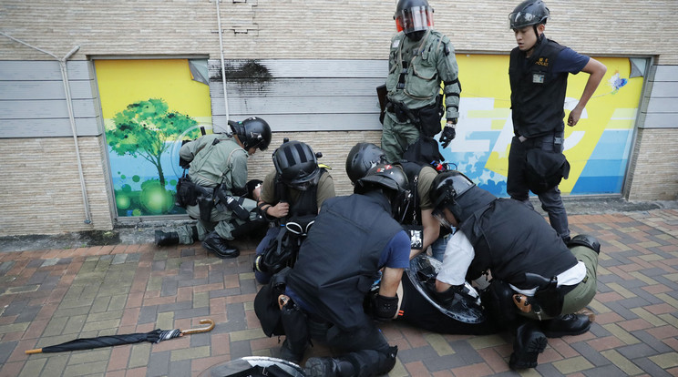 Brutális módon szétverték a demokráciáért tüntetőket Hongkongban / Fotó: EPA/LYNN BO BO