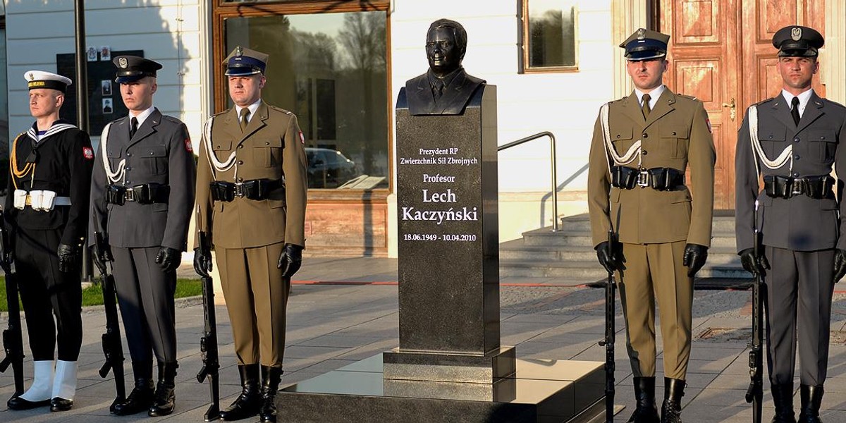 Zamieszanie z popiersiem Lecha Kaczyńskiego. O co poszło?