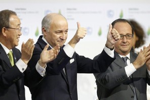 French President Francois Hollande and UN Secretary-General Ban Ki-moon react during the final plena