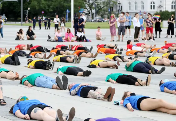 KTR OPEN: Leżący protest LGBT+. Żywa, tęczowa flaga w centrum Warszawy