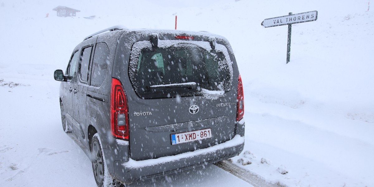 Toyota Proace City Verso ma kilka asów w rękawie. W środku zmieszczą się przedmioty o długości nawet 3,4 metra (wersja Long) i może pociągnąć przyczepę o masie nawet 1,5 tony. Do tego dochodzi seryjna gwarancja na 3 lata lub milion kilometrów, korzystna cena na tle rywali oraz świetna opinia, jaką cieszy się japońska marka na polskim rynku.