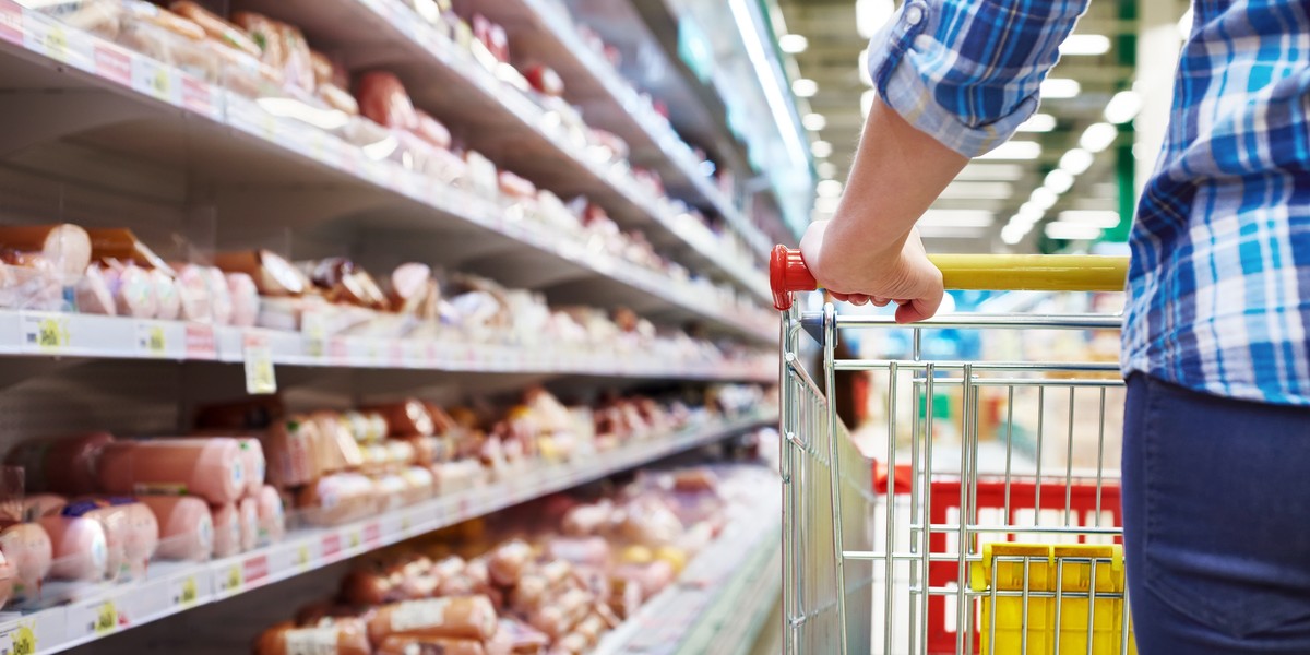 sklep supermarket zakupy koszyk kobieta żywność