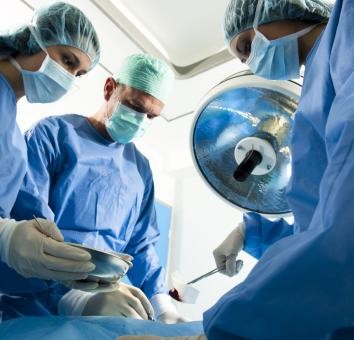 <b>Agent obrotu częściami ciała</b>
<br></br>
Badania nad komórkami macierzystymi to wielka nadzieja XXI-wiecznej medycyny. Równie modnym kierunkiem jest nanobiotechnologia oraz inżynieria genetyczna. Udało się już udowodnić, że możliwe jest klonowanie. Już dziś chirurdzy coraz śmielej sięgają do technikę druku 3D, kiedy trzeba pacjentowi zapewnić brakujący element ciała. Z wielu kierunków medycyna szuka nowych sposobów na pozyskiwanie części zamiennych dla naszych zużywających się organizmów. Transplantacja, pomimo wielu sukcesów, nie jest w stanie spełnić pokładanych w niej nadziei na ratowanie zdrowia, kiedy jakiś organ odmówi posłuszeństwa.
<br></br>
Sprawa jest właściwie przesądzona. Prędzej lub później przyzwolimy etycznie na technologicznie i medycznie godziwe sposoby produkowania tkanek oraz organów dla pacjentów. Obrót organami wymagał będzie na pewno nowych ram prawa oraz wykwalifikowanych agentów, który zapewnią bezpieczeństwo takich transakcji.