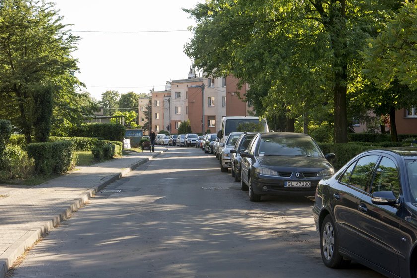 Zatłoczone parkingi w dzielnicy Halemba