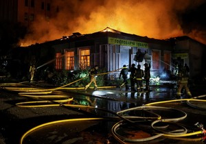 Vatrogasci se bore sa požarom u skladištu u Kijevu u ranim jutarnjim satima | Foto: Reuters