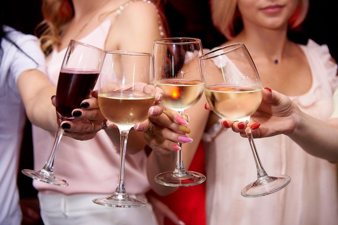 Ako pijete lekove, ma koliko da vas trenutak ili situacija ponesu, nemojte se voditi onom: „Ma šta može da mi bude od jedne čašice“. Može, jer alkohol ume da pojača, smanji, produži ili skrati dejstvo lekova i da pogubno utiče na zdravlje