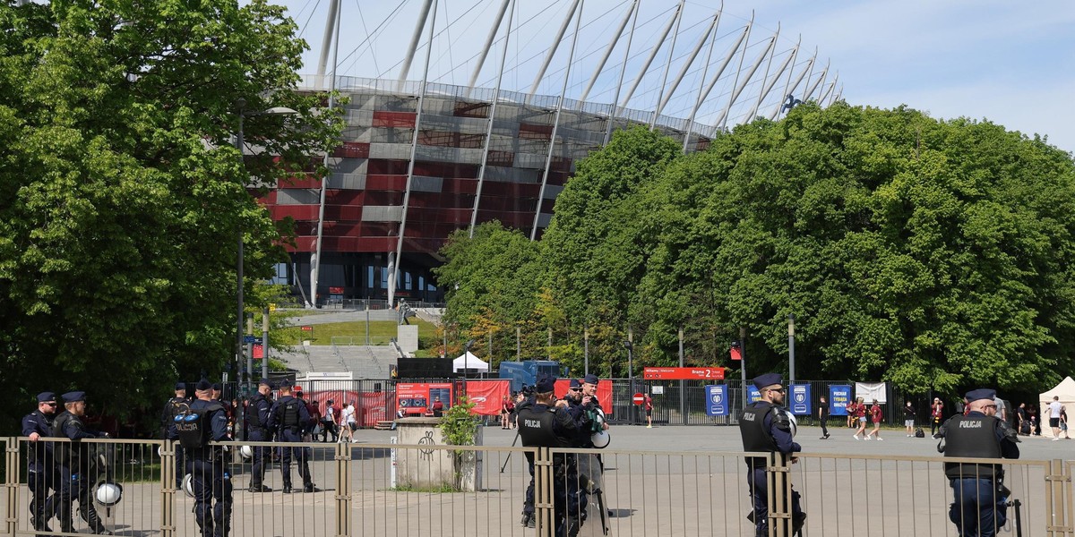 Policja od rana patroluje okolice Stadionu Narodowego. 