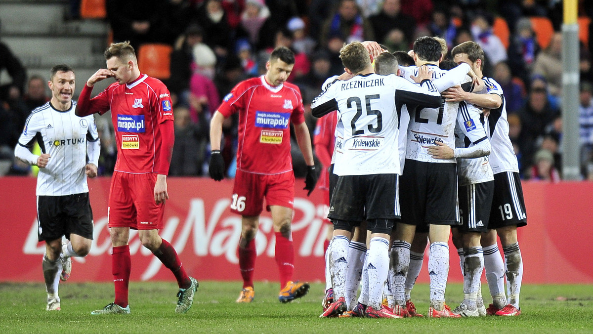 Legia Warszawa pokonała na wyjeździe Podbeskidzie Bielsko-Biała 4:1 (2:0) w pierwszym półfinałowym meczu Pucharu Polski. Piłkarze ze stolicy są tym samym bardzo bliscy awansu do wielkiego finału. W rewanżu, który odbędzie się 9 kwietnia przy Łazienkowskiej, muszą tylko dopełnić formalności.