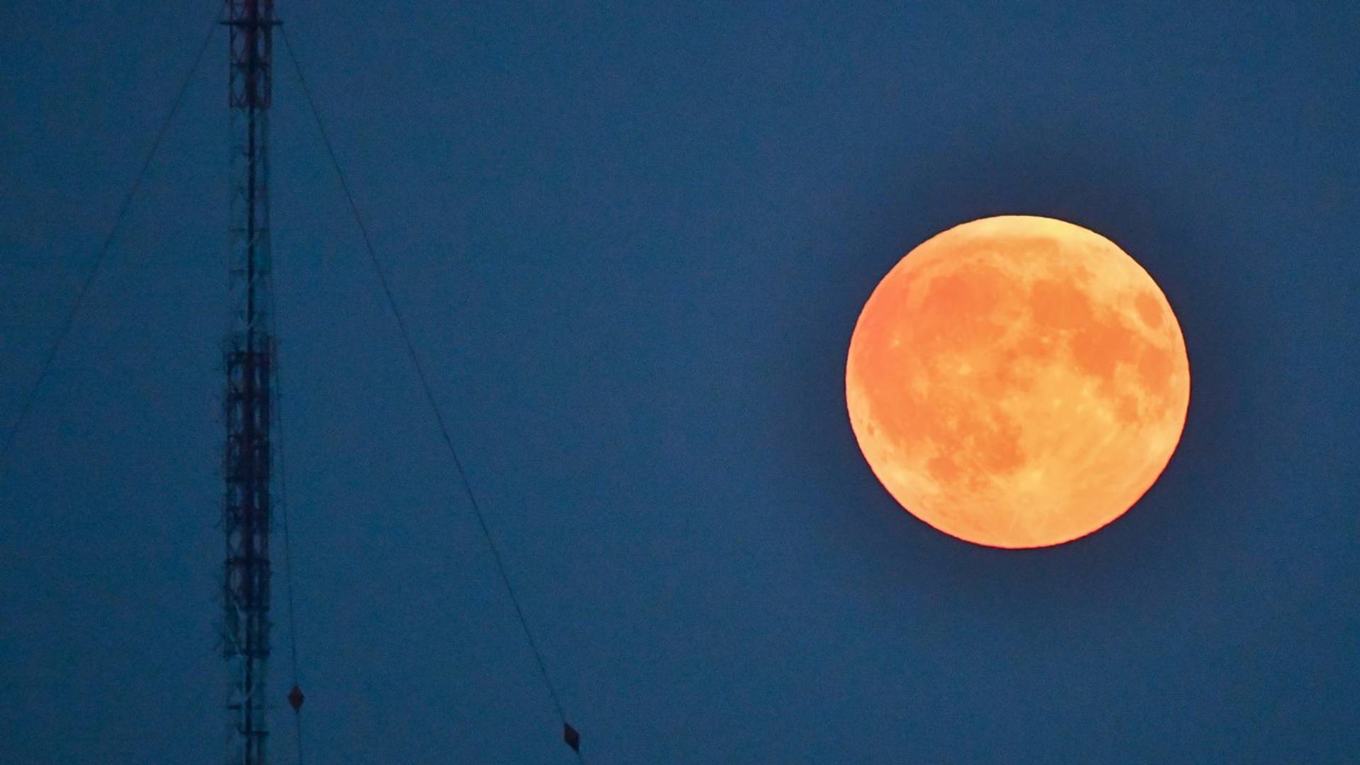 Fotograf snimio redak fenomen - četvrtasti Mesec