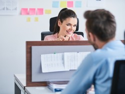 Flirt w pracy ma właściwości lecznicze? Zbadano to!