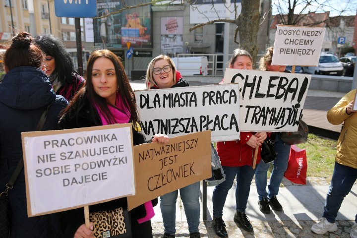 Kolejny protest urzędników w Olsztynie: ‘’Chcemy, aby prezydent nas zauważył’’ [ZDJĘCIA]