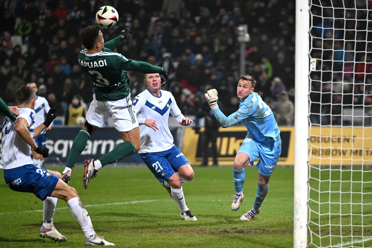 Zawodnicy FKS Stali Mielec Jakub Mądrzyk (P) i Mateusz Matras (2P) oraz Steve Kapuadi (2L) z Legii Warszawa podczas meczu 17. kolejki piłkarskiej Ekstraklasy