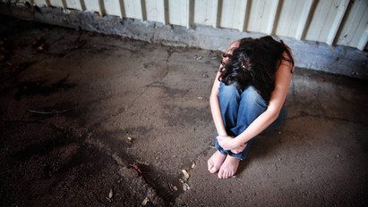 Szörnyű: bedrogozták, majd öten erőszakolták meg - így vették el egy 16 éves magyar lány szüzességét egy házibuliban