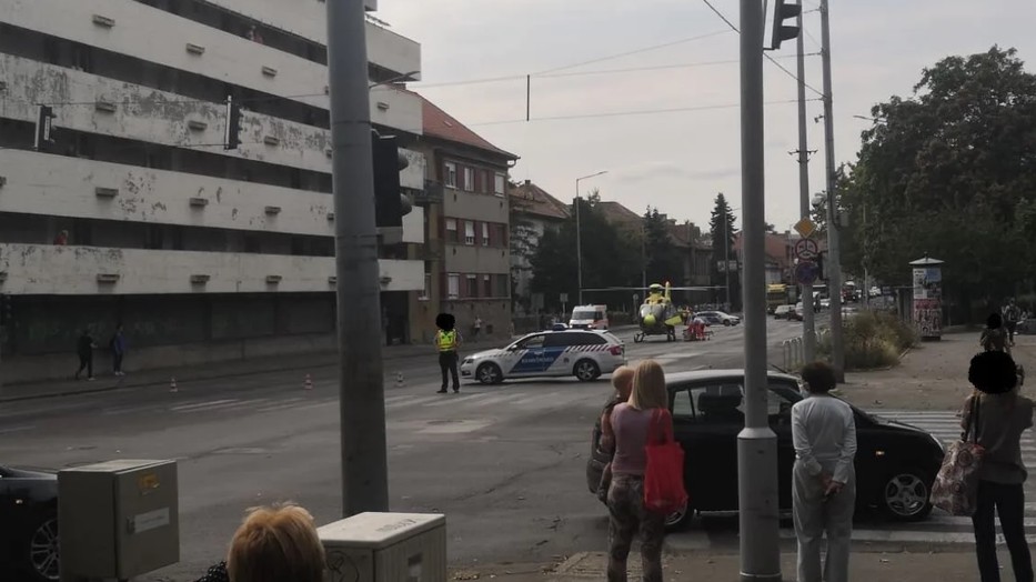 Ez, az a pillanat, amikor megérkezik Pécsre a helikopter, ez a 6os út kellős közepe, innen kb 500 m a gyerekklinika, mindig itt szállnak le /Fotó: Ragoncsa Rita, a Pécs Aktuál munkatársa  