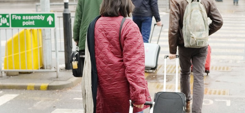 Emigranci przysyłają do Polski mniej pieniędzy