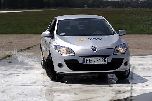 Szkoła Jazdy Renault ostrzega: Podczas odwilży jest mokro i niebezpiecznie
