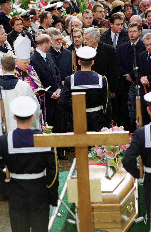 Na pogrzebie Franciszki Cegielskiej pojawili się m.in. marszałek Sejmu Maciej Płażyński, premier Jerzy Buzek i przewodniczący "Solidarności" Marian Krzaklewski — Gdynia, 2000 r.