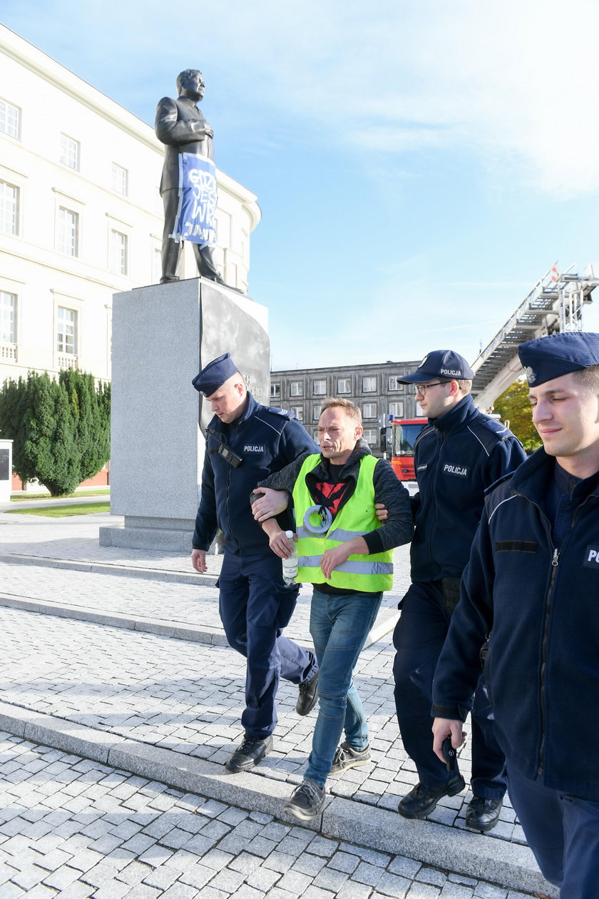 Wszedł na pomnik Lecha Kaczyńskiego i pytał gdzie jest wrak