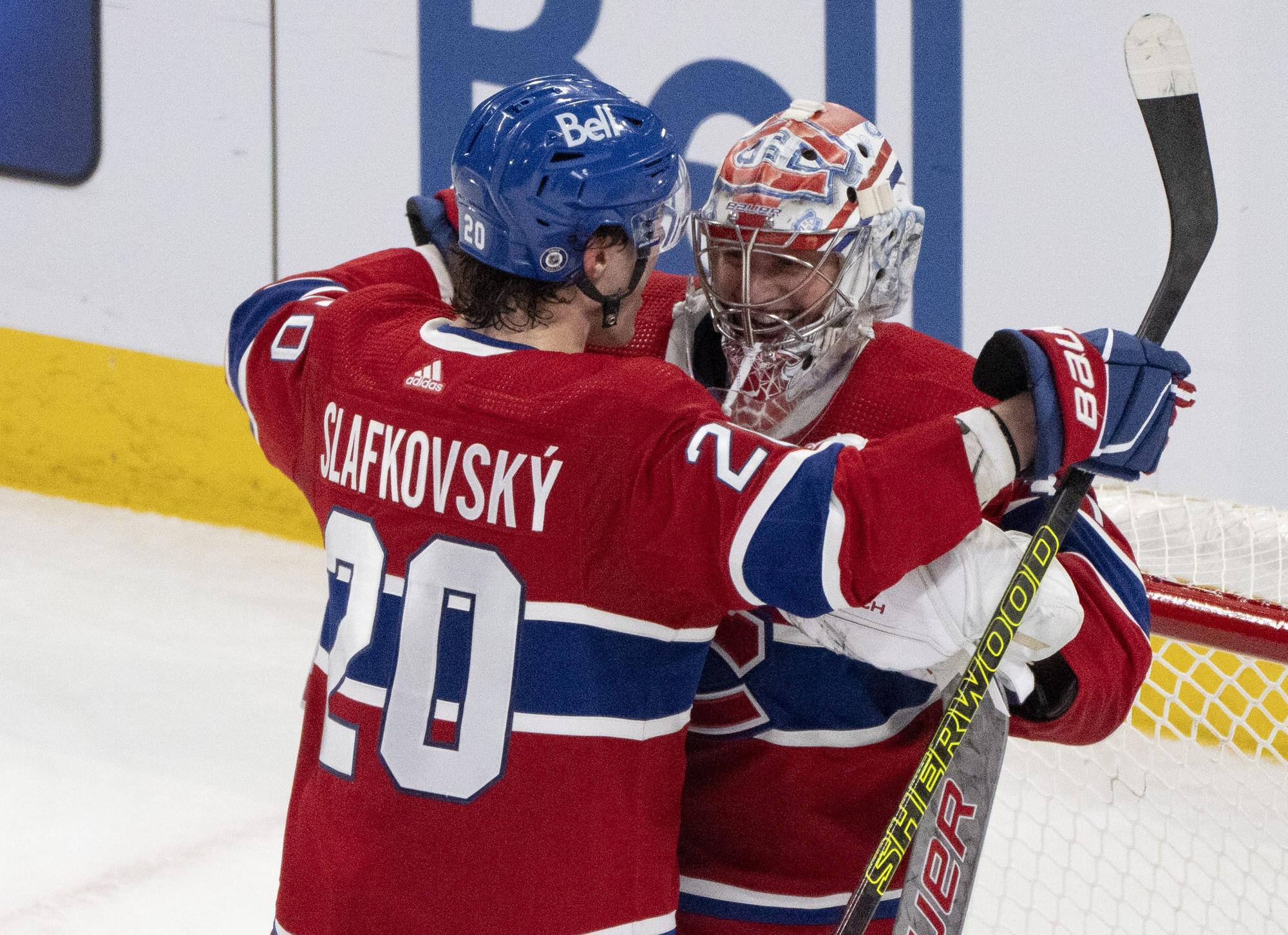 Juraj Slafkovský (Montreal Canadiens) sa teší z výhry so spoluhráčom Caydenom Primeauom.