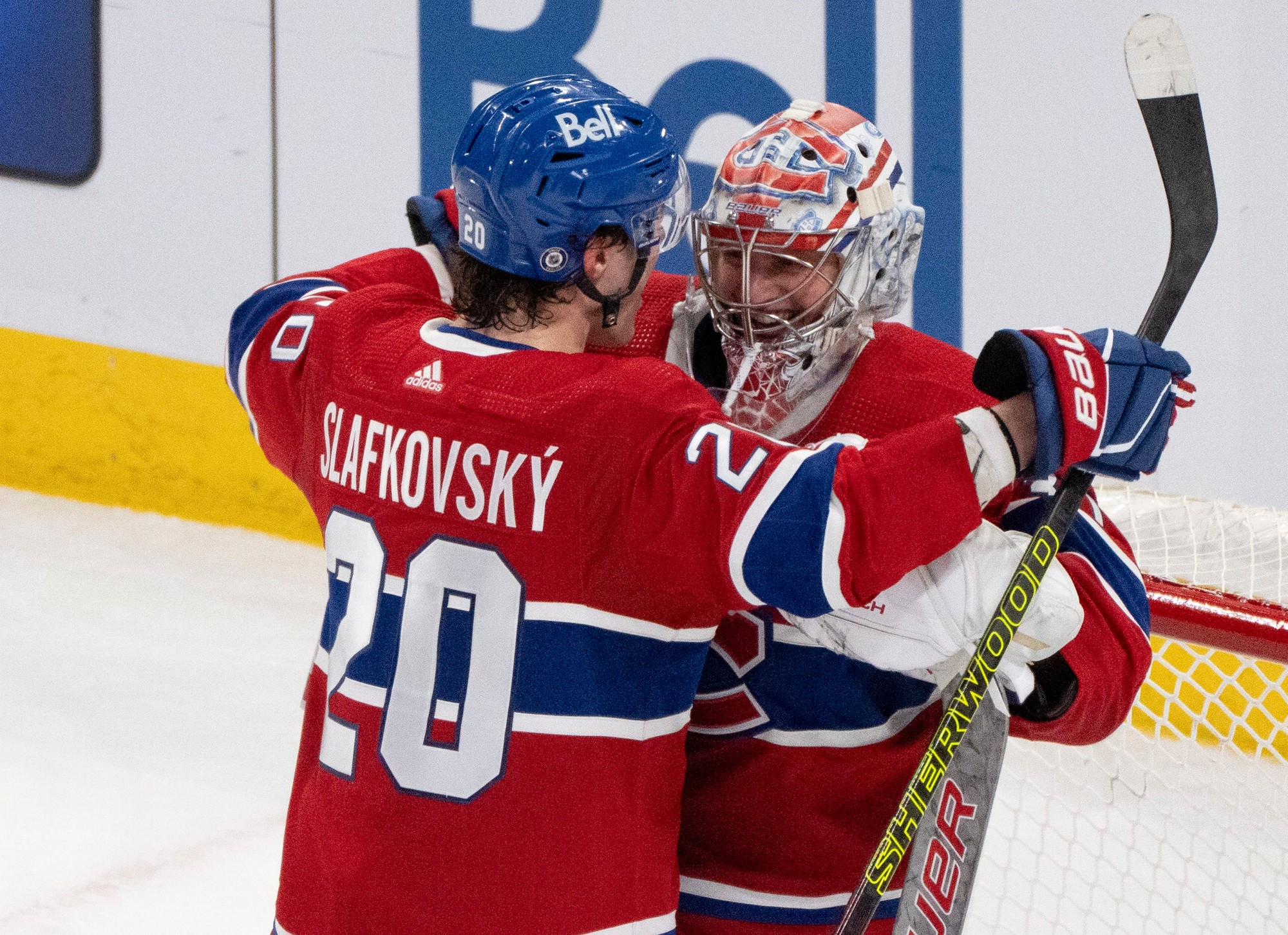 Juraj Slafkovský (Montreal Canadiens) sa teší z výhry so spoluhráčom Caydenom Primeauom.