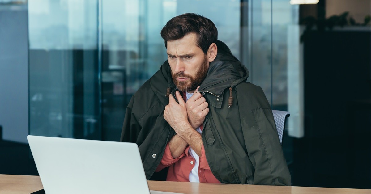 Minimalna temperatura w biurze i na mrozie. Kiedy pracownik może wstrzymać obowiązki i dostać wynagrodzenie