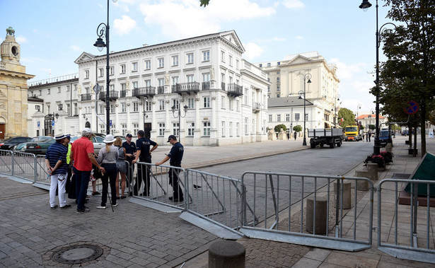 PiS czyści przedpole miesięcznicom. Straszak na kontrmanifestacje i krok do budowy pomników