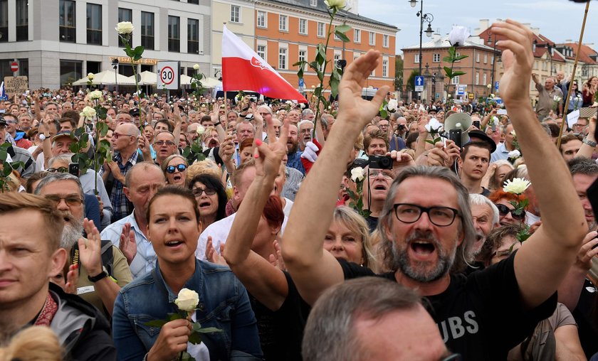 Polacy zmęczeni zamieszaniem związanym z miesięcznicami