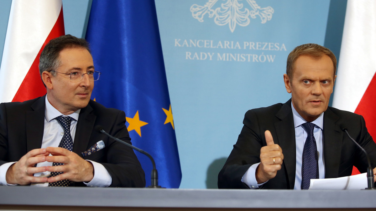 Szef MSW Bartłomiej Sienkiewicz poinformował na konferencji prasowej, że doszło do pierwszego zatrzymania w związku z dzisiejszymi fałszywymi alarmami bombowymi w całej Polsce. - Jesteśmy na dobrym tropie. To zatrzymanie będzie początkiem dalszych czynności. Mam nadzieje, że w ciągu trzech dni ta sprawa się wyjaśni. Jestem pod wrażeniem determinacji policji - dodał.