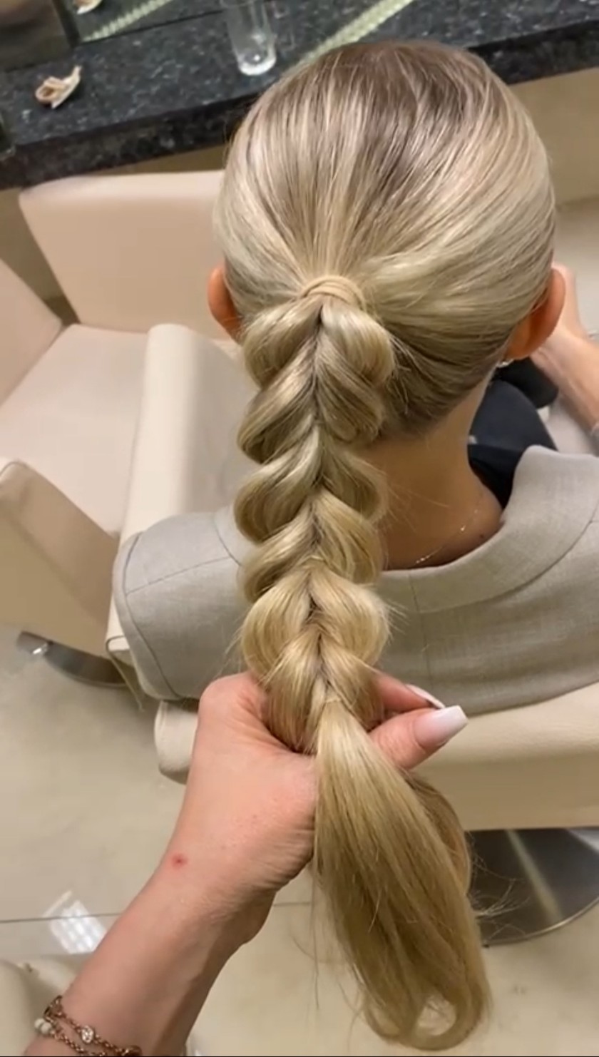 Avant de commencer la tresse, il faut attacher les cheveux bien serrés en queue de cheval. Ensuite, le vrai travail commence... 