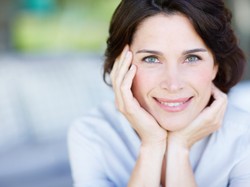 TE części ciała najbardziej zdradzają wiek kobiety. Lekarz radzi, jak przywrócić im świetność