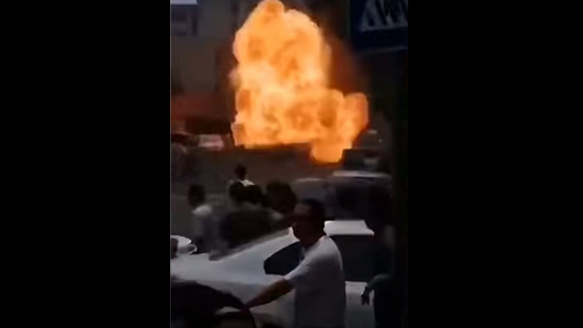 Chiny. Samochód matki Toyota stojący w korku nagle eksplodował