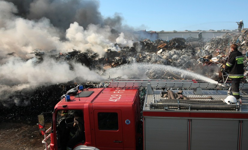 Pożar sortowni śmieci w Dąbrówce Wielkopolskiej w Lubuskiem