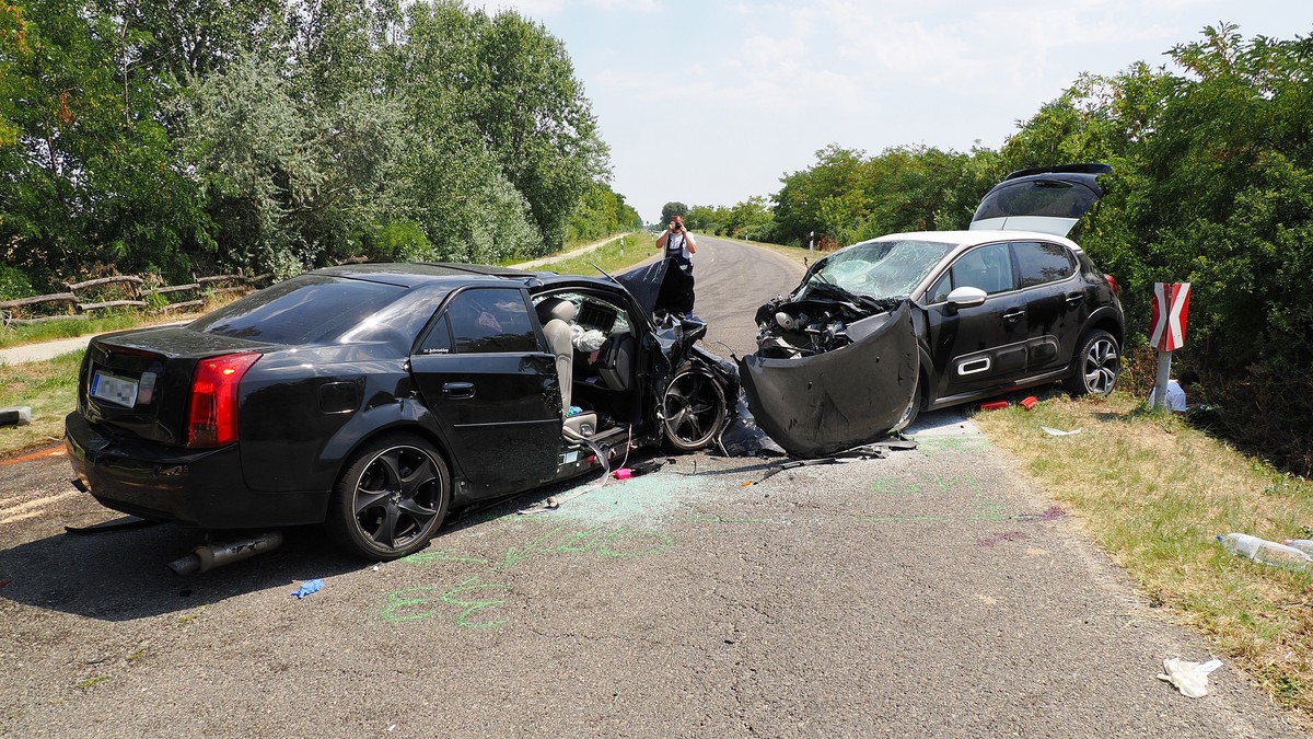 Anya és fia halt meg a kiszombori autóbalesetben – megrázó fotók érkeztek a helyszínről